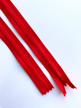 Fermoar rezistent, ascuns, brand YKK, culoare rosu aprins, 70 cm lungime